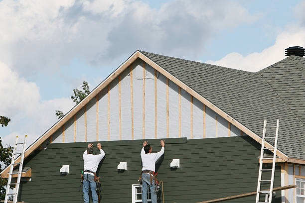 Professional Vinyl Siding technician working in Kingston, WA